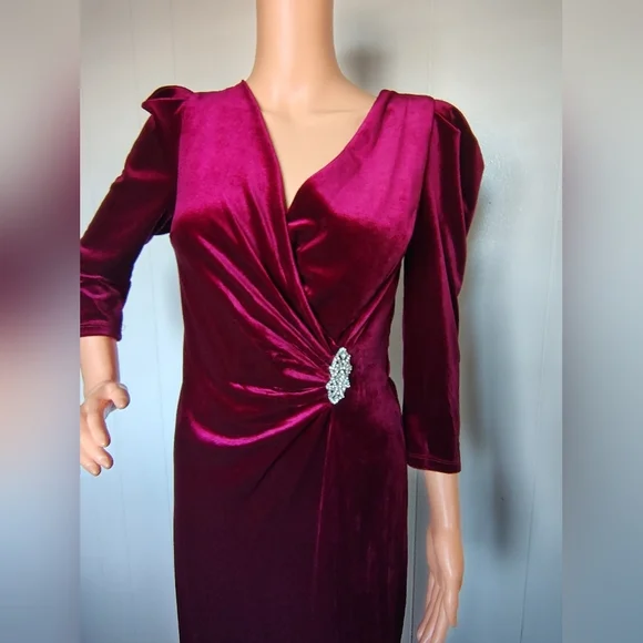 R & M Richards Elegant Magenta Velvet Evening Gown Size 6 - Picture 3 of 9